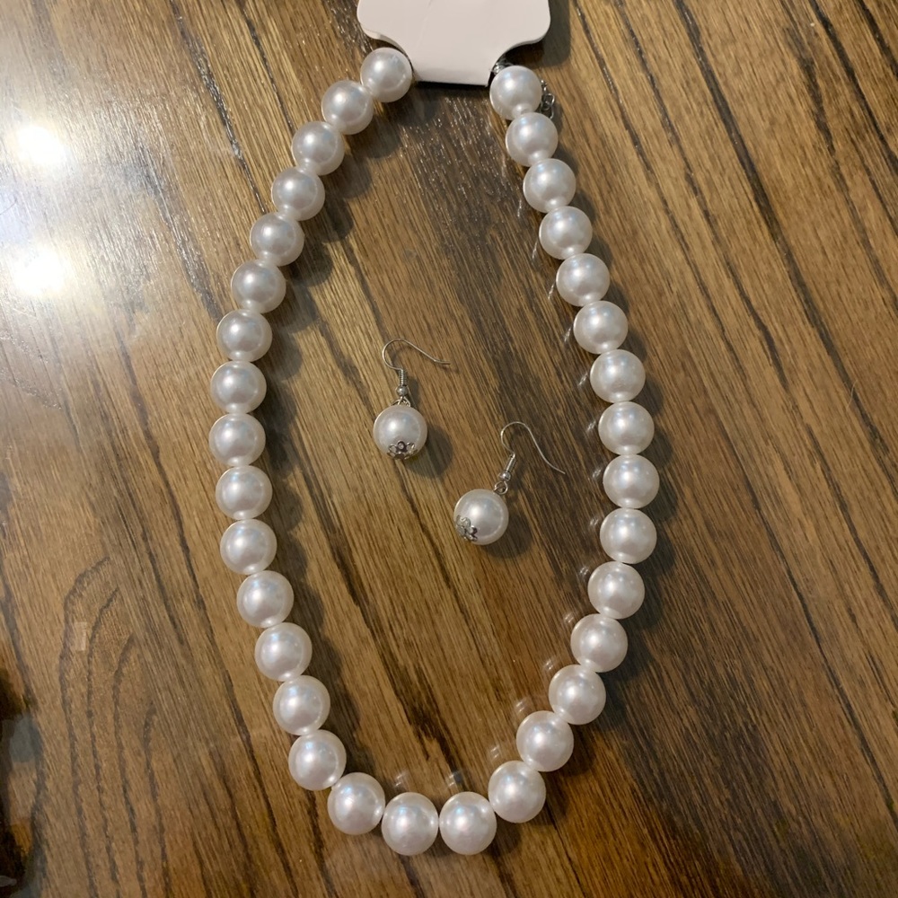 Beautiful 14mm, 20”necklace with earrings included